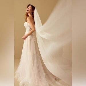 Vow’d Luxe Tulle Veil – Cathedral Length – Pristine Condition